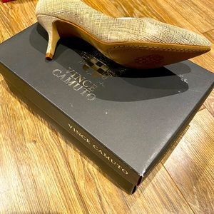 Size 7 1/2in a little silvery goldish color of inch and a half bumps